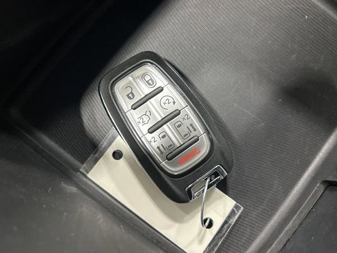 Used 2025 Chrysler Pacifica Select FWD image 25