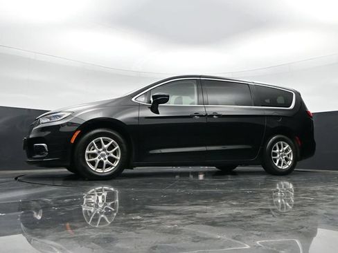 Used 2024 Chrysler Pacifica Touring-L FWD image 42