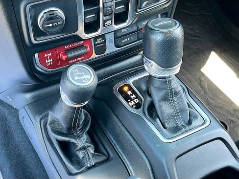 Used 2024 Jeep Gladiator Mojave w/ Technology Group AWD/4WD image 17