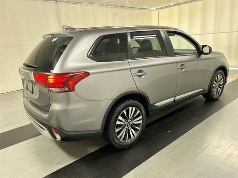 Used 2020 Mitsubishi Outlander ES image 2