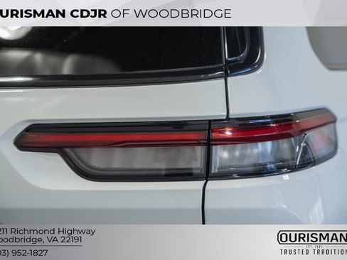Used 2022 Jeep Grand Cherokee L Limited w/ Black Appearance Package AWD/4WD image 7