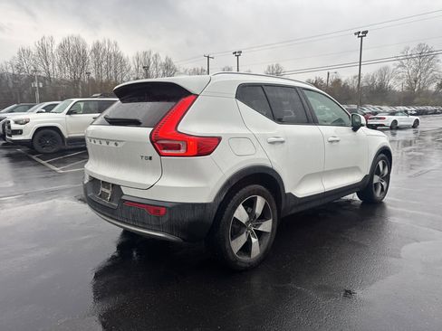 Used 2020 Volvo XC40 T5 Momentum image 3