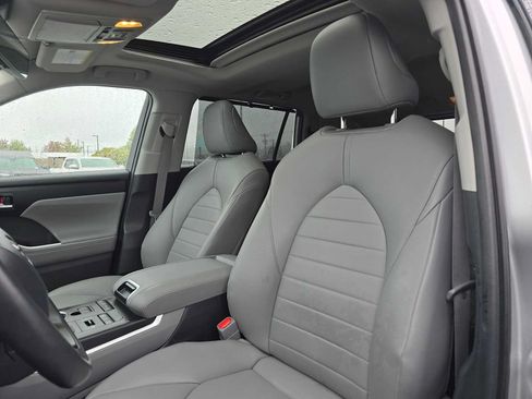 Used 2022 Toyota Highlander XLE AWD/4WD image 23