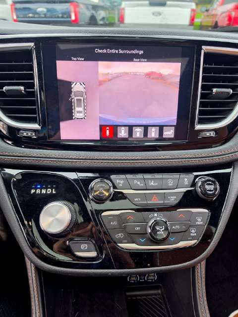 Used 2025 Chrysler Pacifica Pinnacle FWD image 22
