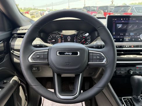 Used 2025 Jeep Compass Latitude w/ Convenience Group AWD/4WD image 25