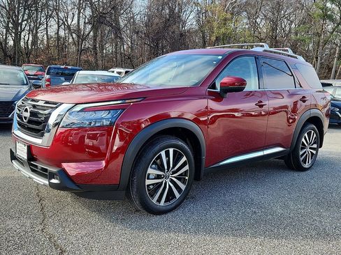 New 2025 Nissan Pathfinder Platinum image 2