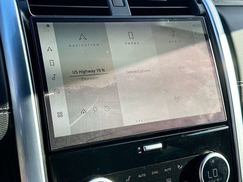 Used 2023 Land Rover Discovery Metropolitan Edition image 16