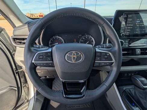 Used 2021 Toyota Highlander XLE image 11