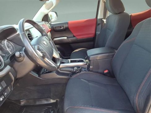 Used 2020 Toyota Tacoma SR5 AWD/4WD image 13