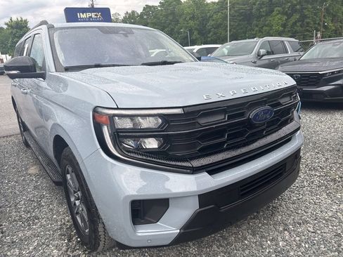 Used 2025 Ford Expedition Max Active AWD/4WD image 2