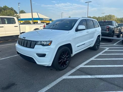 Used 2020 Jeep Grand Cherokee Altitude RWD image 1