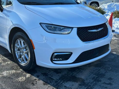 Used 2024 Chrysler Pacifica Touring-L image 2