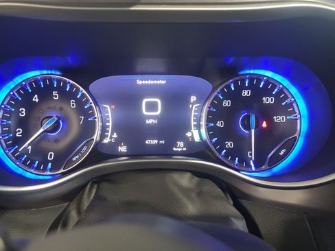 Used 2023 Chrysler Pacifica Touring-L AWD/4WD image 4