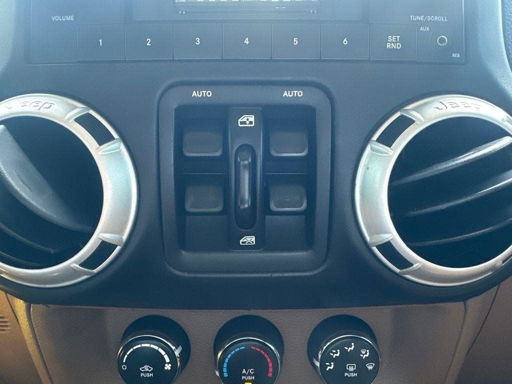 Used 2014 Jeep Wrangler Unlimited Sahara w/ Connectivity Group AWD/4WD image 31