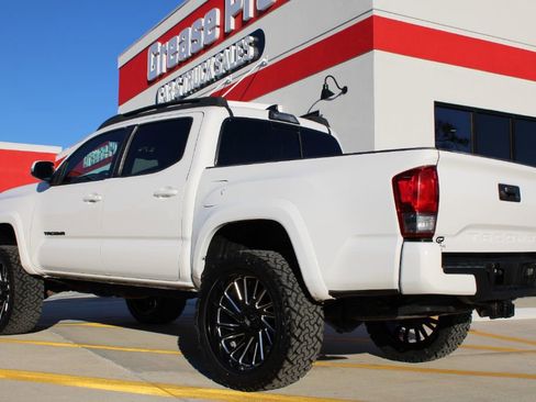Used 2017 Toyota Tacoma TRD Sport w/ Tow Package (A/T) AWD/4WD image 3