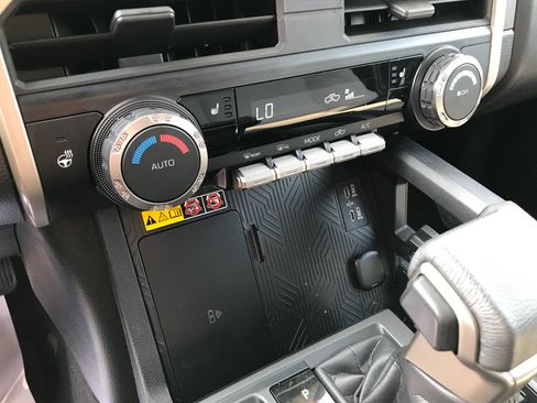 Certified 2024 Toyota Tacoma SR5 AWD/4WD image 21