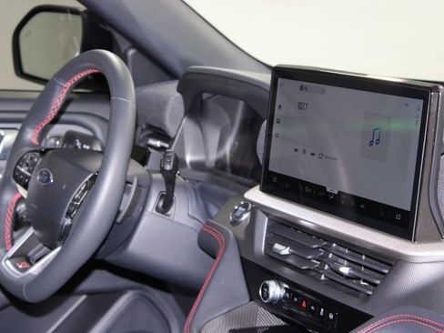 Used 2025 Ford Explorer ST image 34