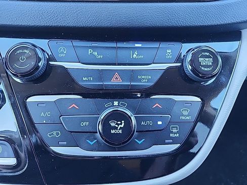 Used 2023 Chrysler Pacifica Touring-L image 7