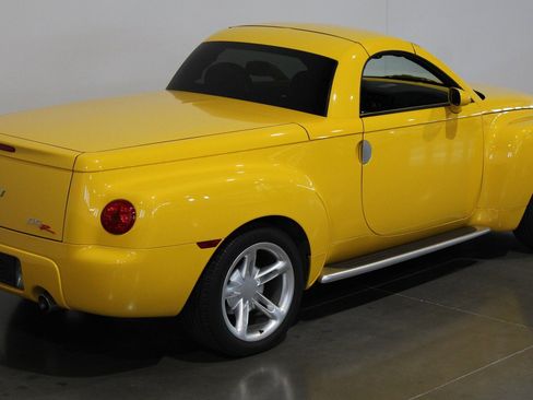 Used 2003 Chevrolet SSR w/ Preferred Equipment Group image 8