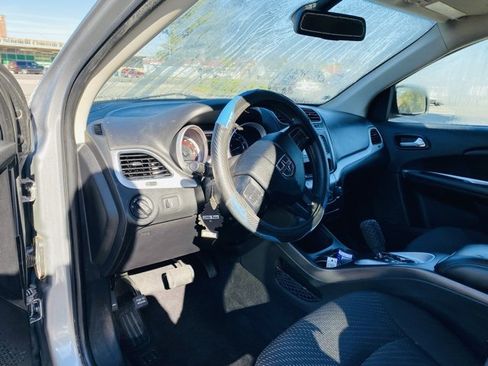 Used 2019 Dodge Journey SE image 32