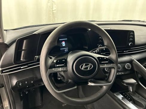 Used 2025 Hyundai Elantra SE FWD image 7