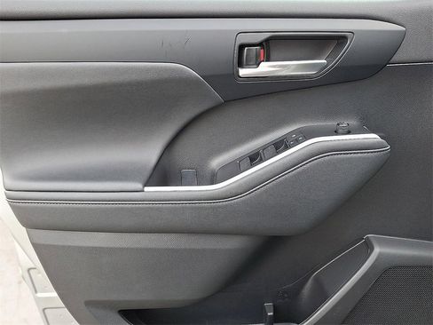 Used 2023 Toyota Highlander XLE image 27