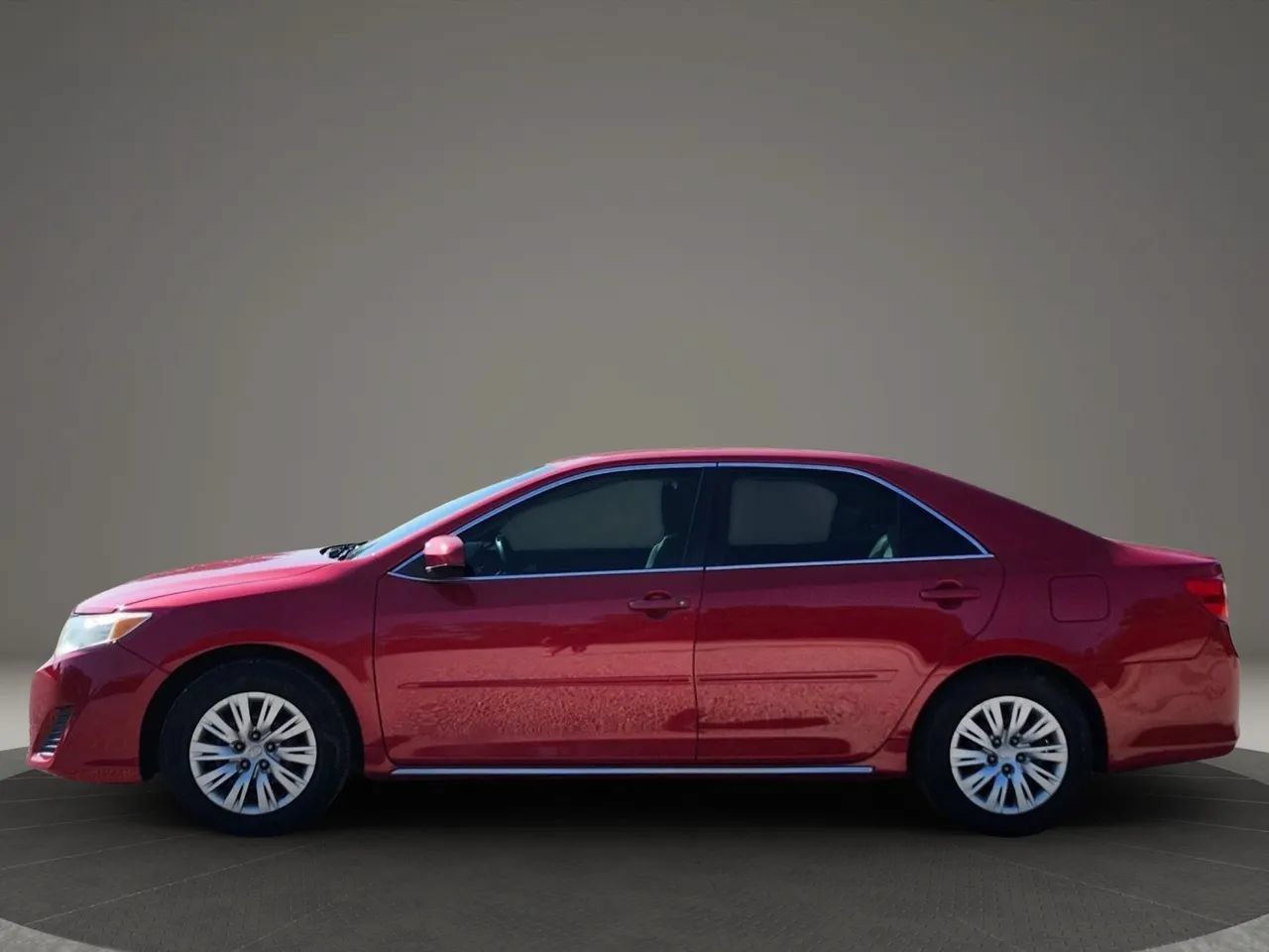 Used 2014 Toyota Camry LE FWD image 2
