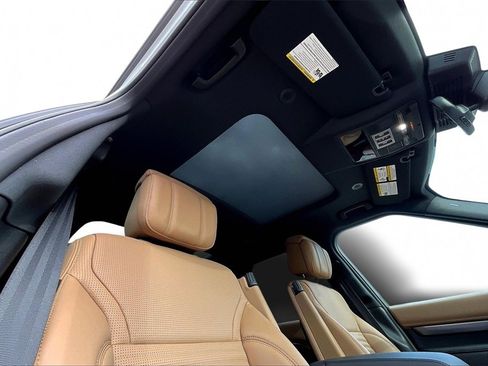 Used 2024 Land Rover Discovery Metropolitan Edition image 27