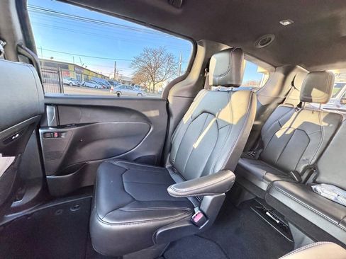 New 2026 Chrysler Pacifica Select AWD/4WD image 17