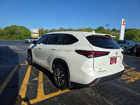 Used 2020 Toyota Highlander XLE AWD/4WD image 7
