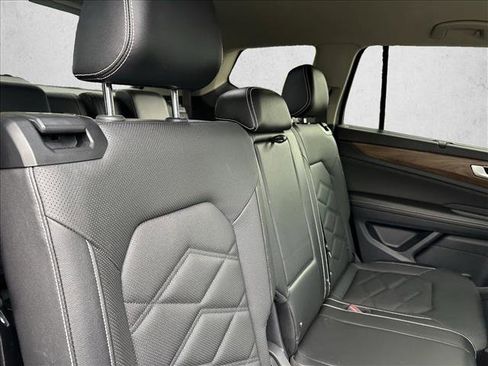 Used 2025 Volkswagen Atlas SE image 28