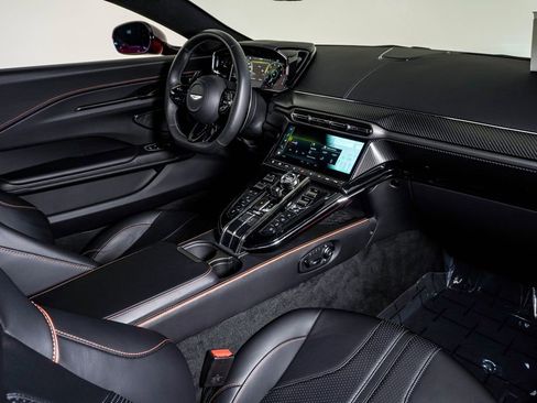 Used 2025 Aston Martin V8 Vantage Coupe image 17