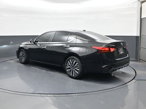 Used 2023 Nissan Altima 2.5 SV w/ SV Premium Package FWD image 5
