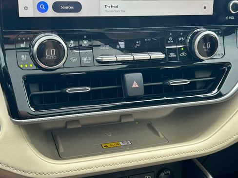 Used 2023 Toyota Highlander Platinum image 33