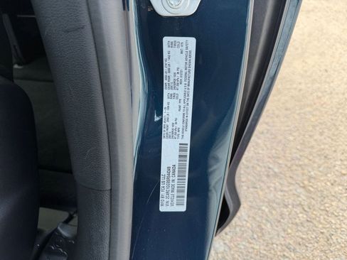 Used 2025 Chrysler Pacifica Limited image 34