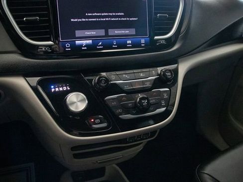 Used 2024 Chrysler Pacifica Touring-L FWD image 34