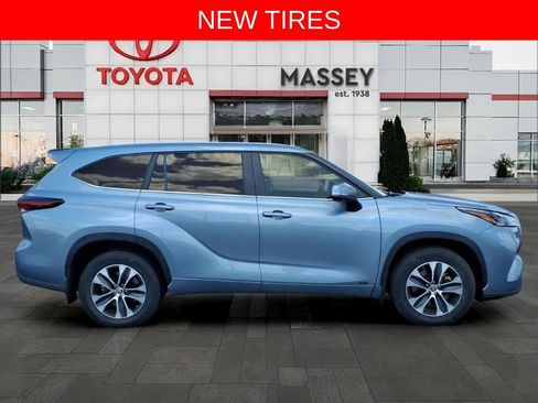 Used 2024 Toyota Highlander XLE AWD/4WD image 2