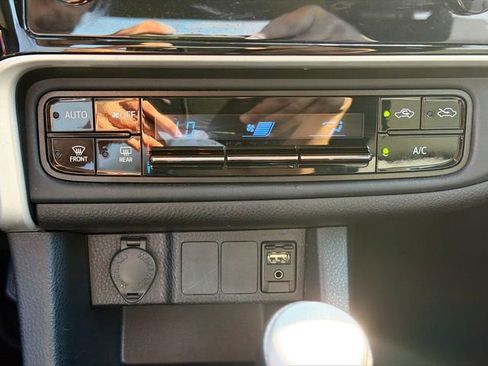 Used 2018 Toyota Corolla LE image 29