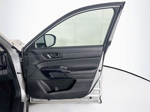 Used 2025 Nissan Pathfinder SV FWD image 33