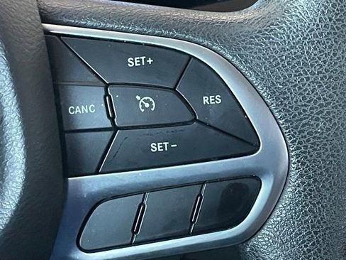 Used 2018 Chrysler Pacifica Touring Plus w/ Tire & Wheel Group FWD image 10