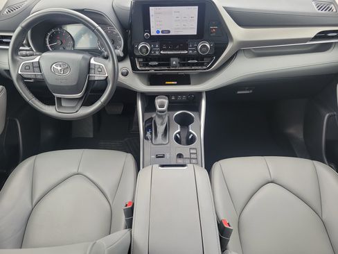 Used 2024 Toyota Highlander XLE FWD image 18