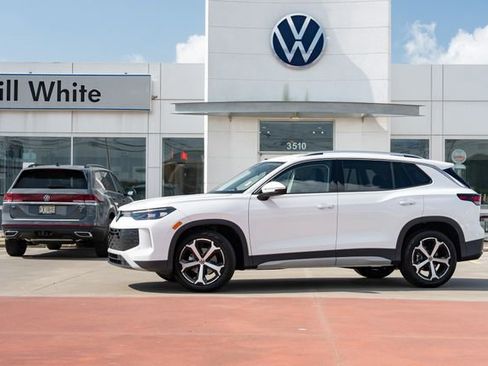 New 2026 Volkswagen Tiguan SE FWD image 1