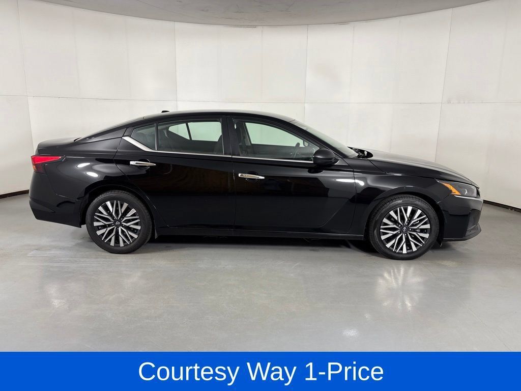 Used 2024 Nissan Altima 2.5 SV FWD image 12