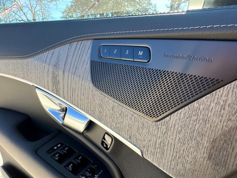 Used 2025 Volvo XC90 B6 Ultra w/ Lounge Package image 18