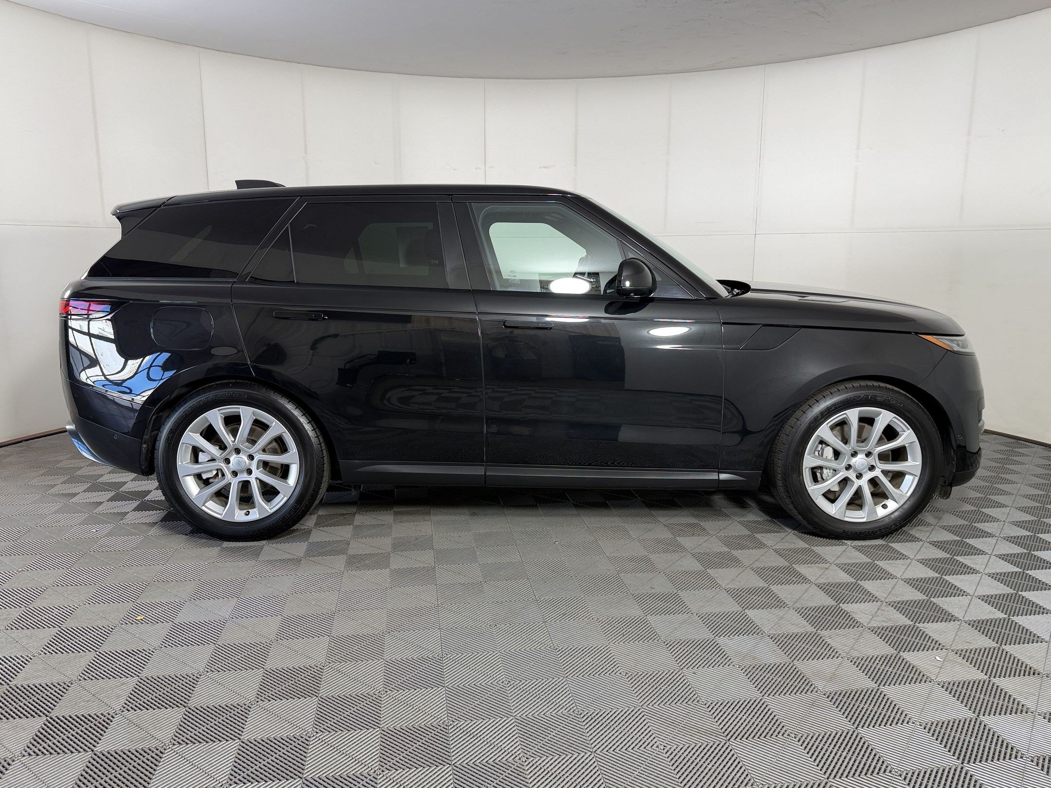Used 2025 Land Rover Range Rover Sport SE AWD/4WD image 8