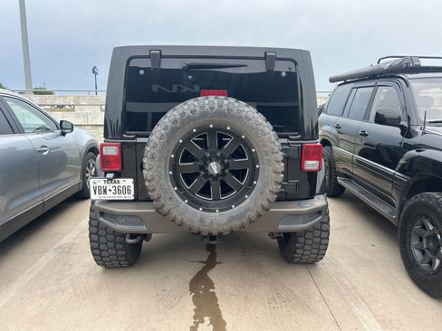 Used 2016 Jeep Wrangler Unlimited Sahara AWD/4WD image 11