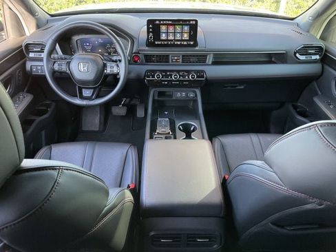 Used 2025 Honda Pilot Black Edition image 11