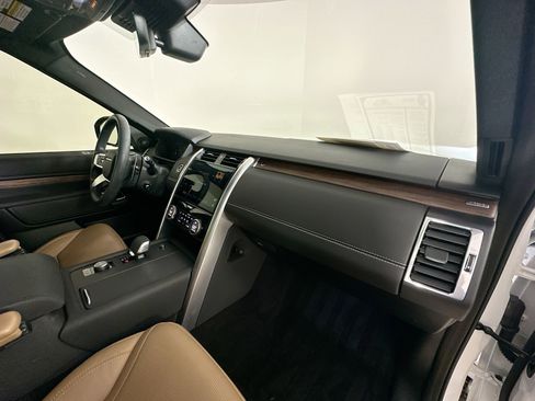 Used 2024 Land Rover Discovery Dynamic SE AWD/4WD image 46