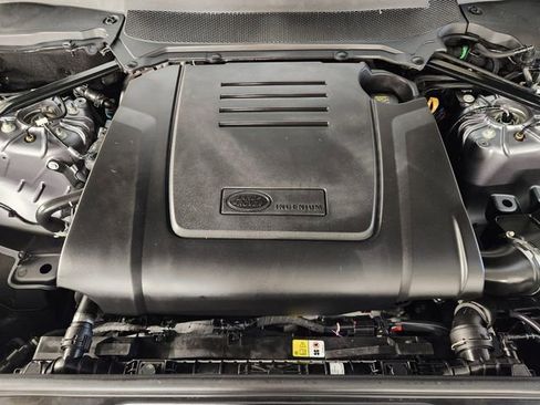 Used 2025 Land Rover Discovery S image 31