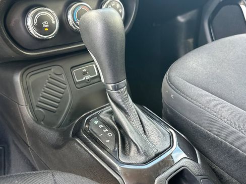 Used 2017 Jeep Renegade Altitude FWD image 31